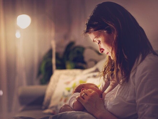 A mother feeding her child without any breastfeeding problems.